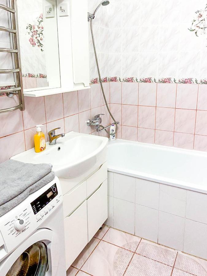 Large 2 Room Apartment With A Beautiful View 2 Min Metro Chernigivska Kijów Zewnętrze zdjęcie