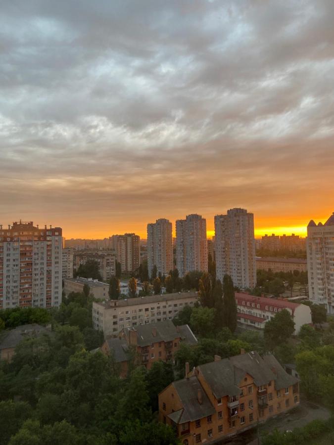 Large 2 Room Apartment With A Beautiful View 2 Min Metro Chernigivska Kijów Zewnętrze zdjęcie