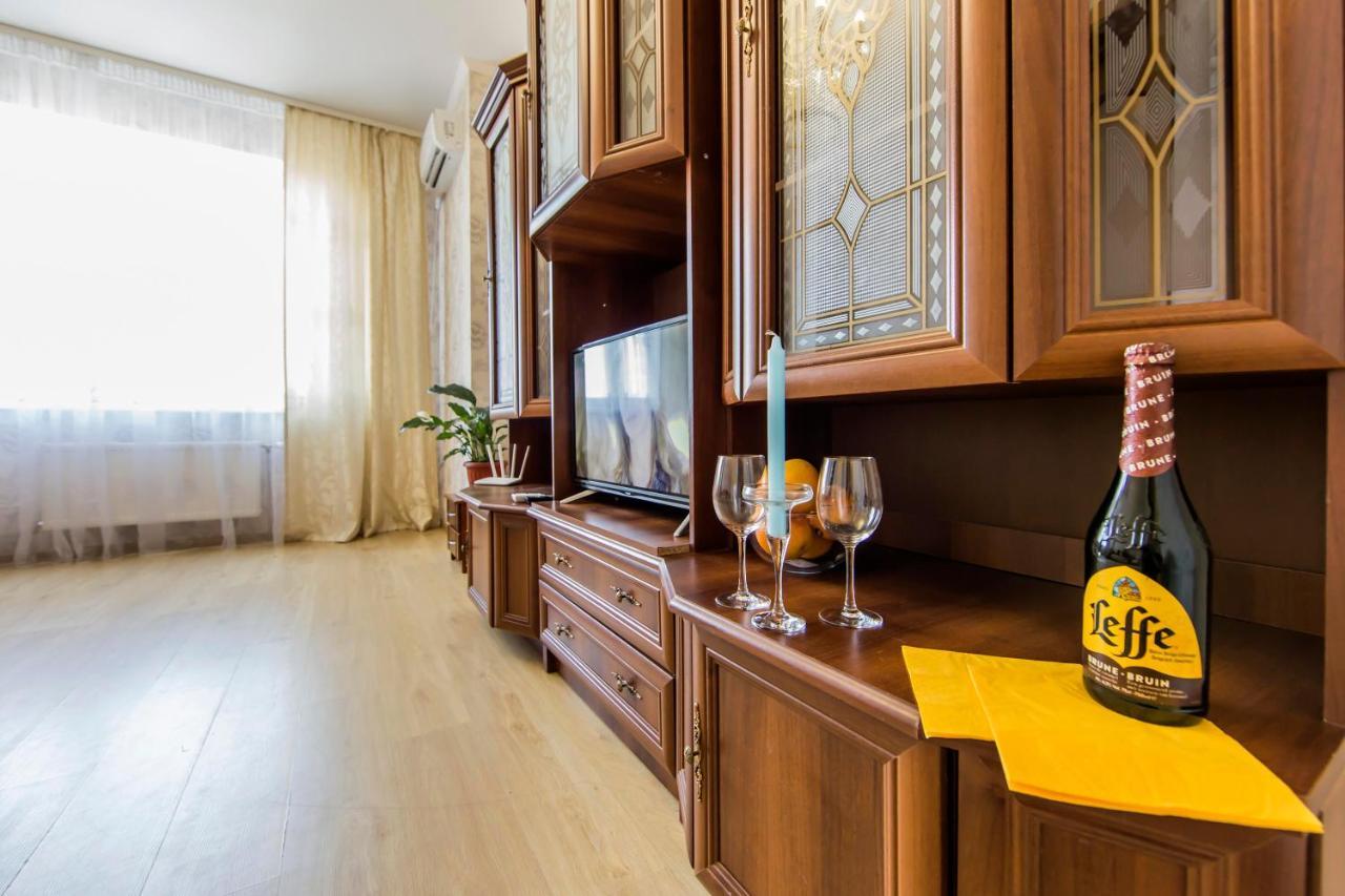 Large 2 Room Apartment With A Beautiful View 2 Min Metro Chernigivska Kijów Zewnętrze zdjęcie